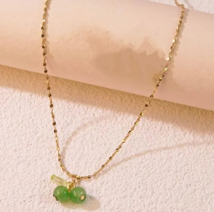 Collar estiló dulce de cereza en verde tamaño pequeño en acero inoxidable y chapado en oro de 18 de