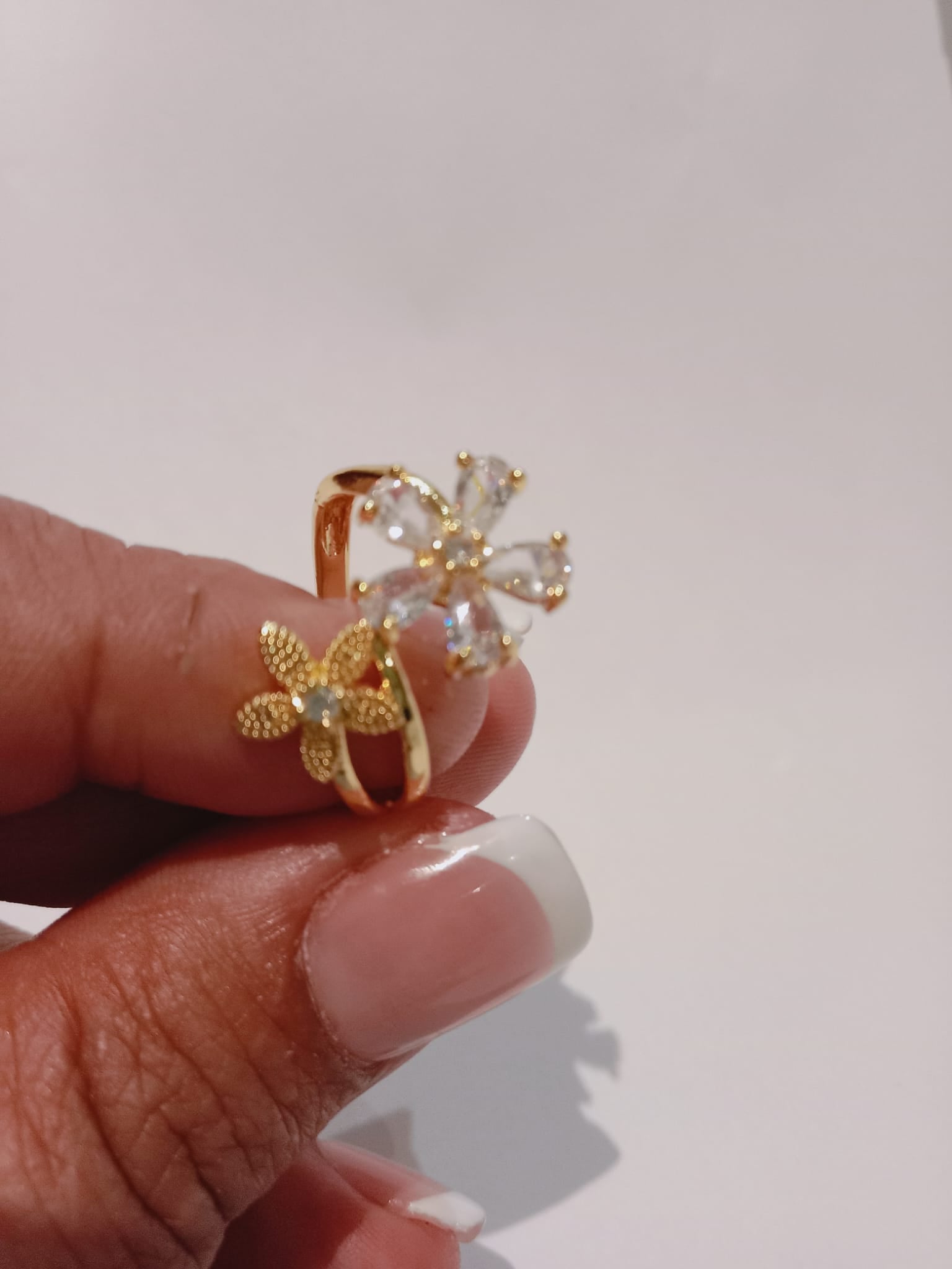 Anillo ajustable cobre circón laminado en oro de 18 k