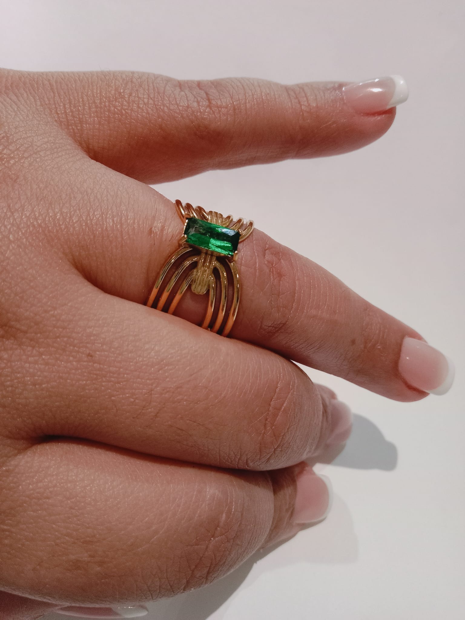 Anillo estilo vintage verde de acero inoxidable circón con enchape de oro de 18 k