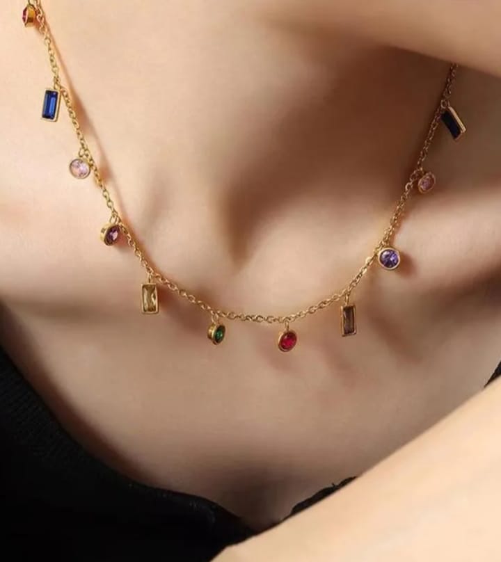 Collar elegante y delicado vidrio circón en acero de titanio enchapado en oro de 18 k