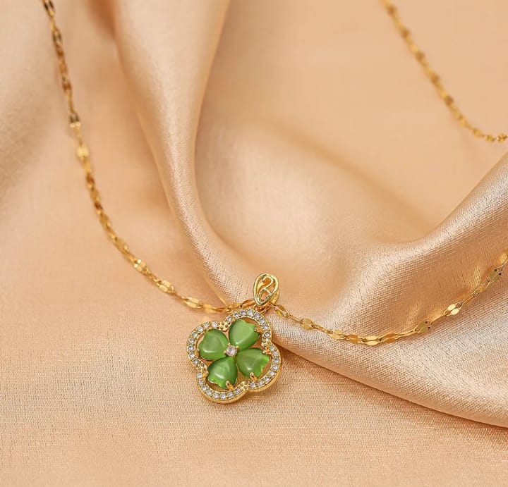Cadena con colgante de trébol en acero inoxidable 304 y enchape de oro de 18 k