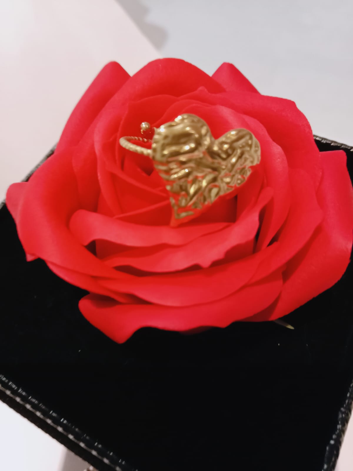 Anillo de corazón ajustable laminado en oro de 18 k