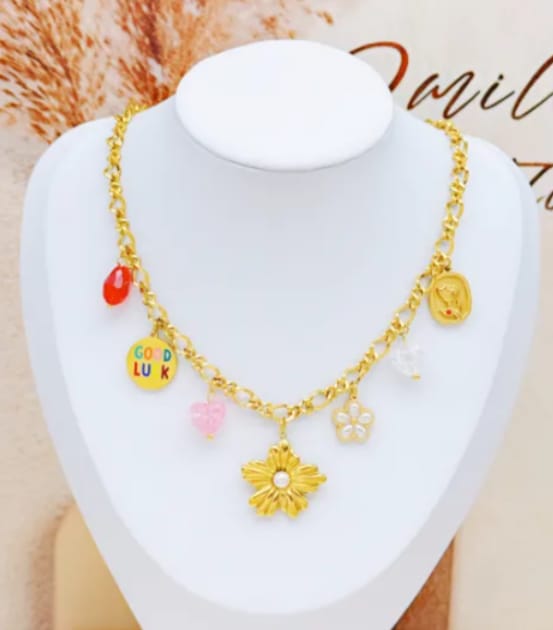 Collar de múltiples dijes en tendencia hecho completamente a mano en acero inoxidable 304 chapado en oro de 18 k
