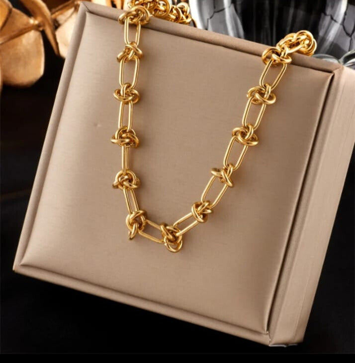 Collar estilo geométrico en acero inoxidable 304 enchapado en oro de 18 k