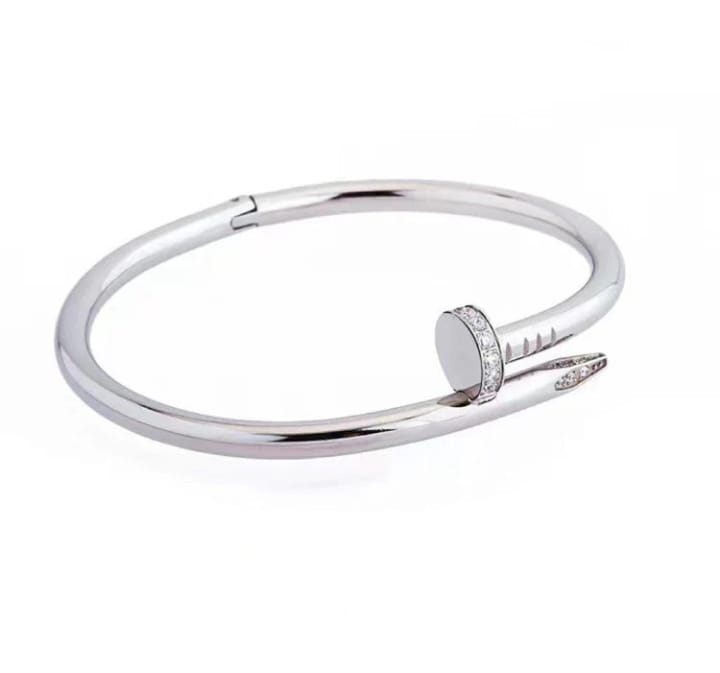 pulsera elegante y delicada  hecha en acero 304 con enchape de oro de 18 k en color plata