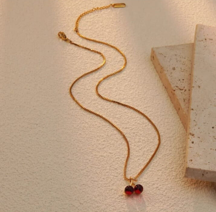 Cadena con dije de cereza en acero 304 y chapado en oro