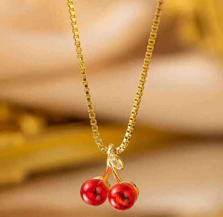 Cadena con dije de cereza en acero 304 y chapado en oro