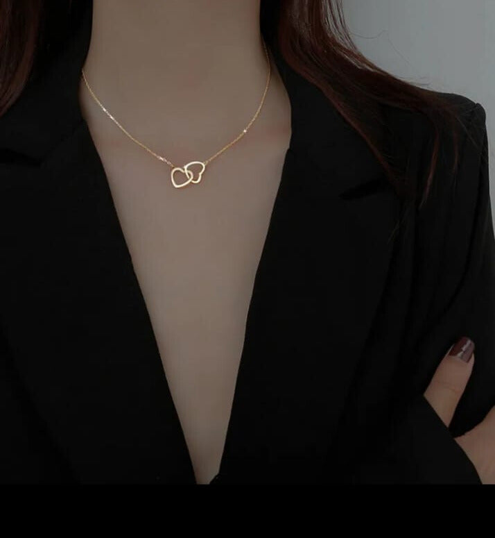 Collar de corazones fino y elegante en acero inoxidable 304 y chapado en oro de 18 k