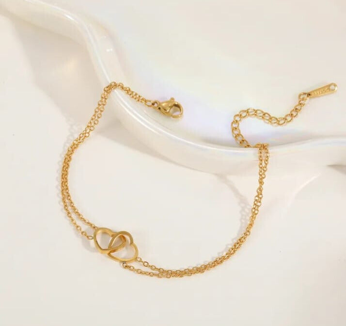 Pulsera elegante de corazones cruzados en acero inoxidable y chapado en oro de 18 k