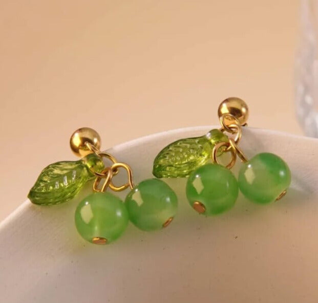 Pendientes estiló pequeña cereza en verde