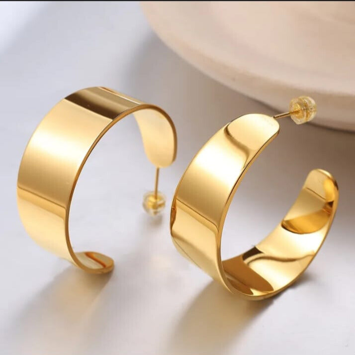 Aretes tamaño 25×37 en acero inoxidable 304 y chapado en oro de 18 k