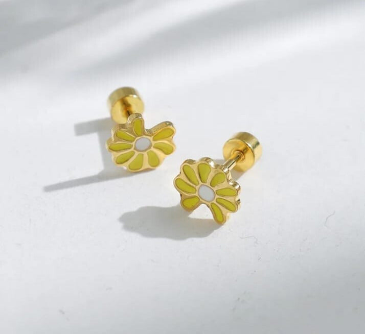 Pendientes pequeños de margaritas en amarillo de acero inoxidable 304 y chapado en oro de 18 k