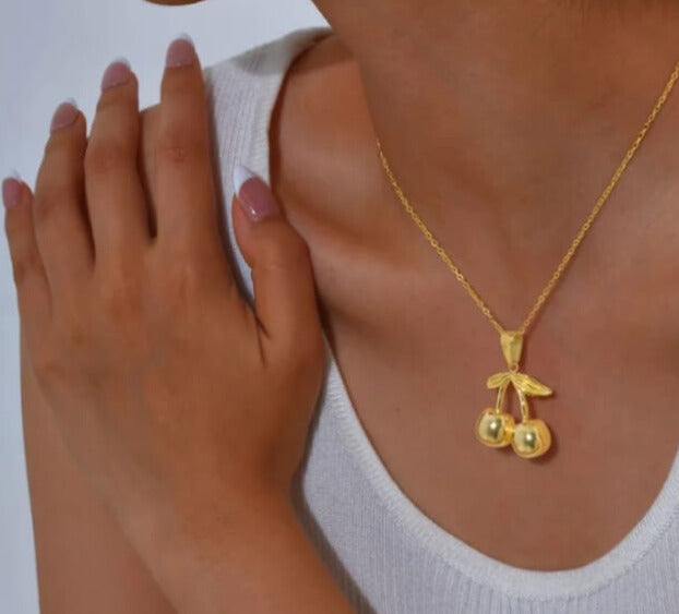Collar con dije de cereza en acero inoxidable 304 y chapado en oro de 18 k