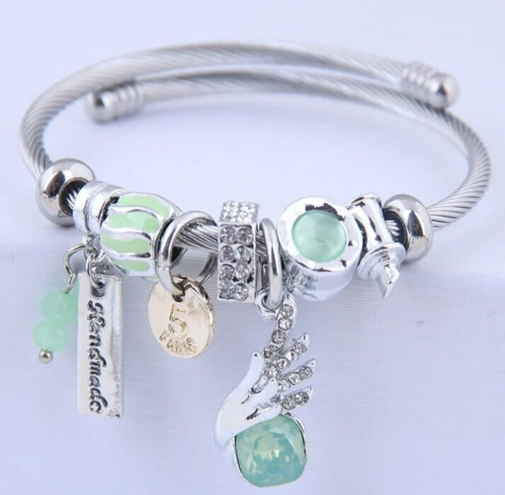 Pulsera elegante y dulce aleación en acero de titanio en plateado y dijes en verde