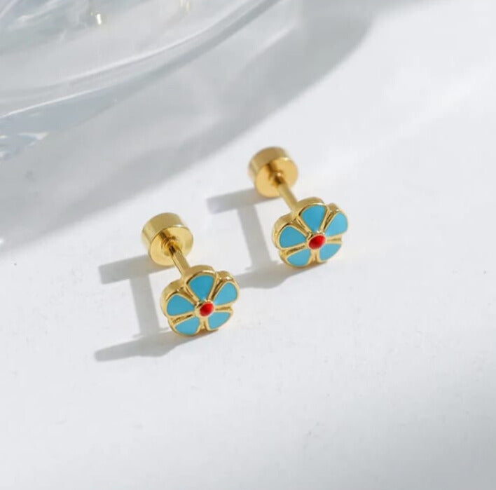 Pendientes pequeños margarita azul en acero inoxidable 304 y chapado en oro de 18 k