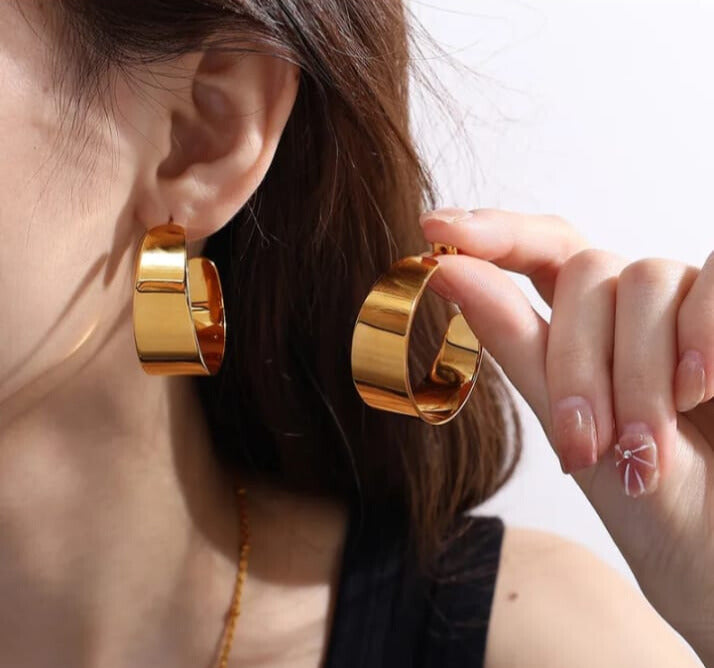 Aretes tamaño 25×37 en acero inoxidable 304 y chapado en oro de 18 k