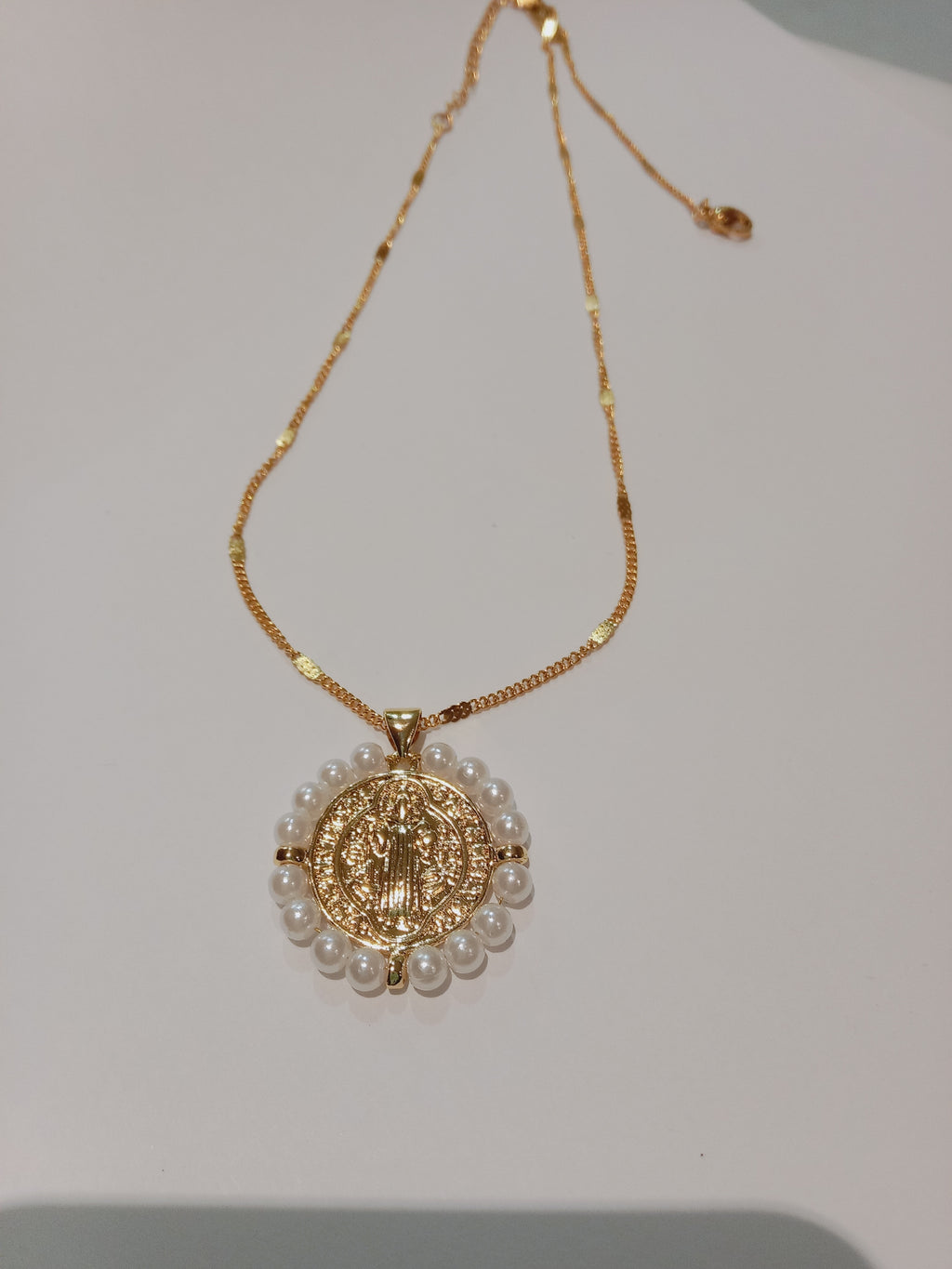 Cadena con motivo religioso  en color dorado en acero inoxidable 304 y chapado en oro de 18 k
