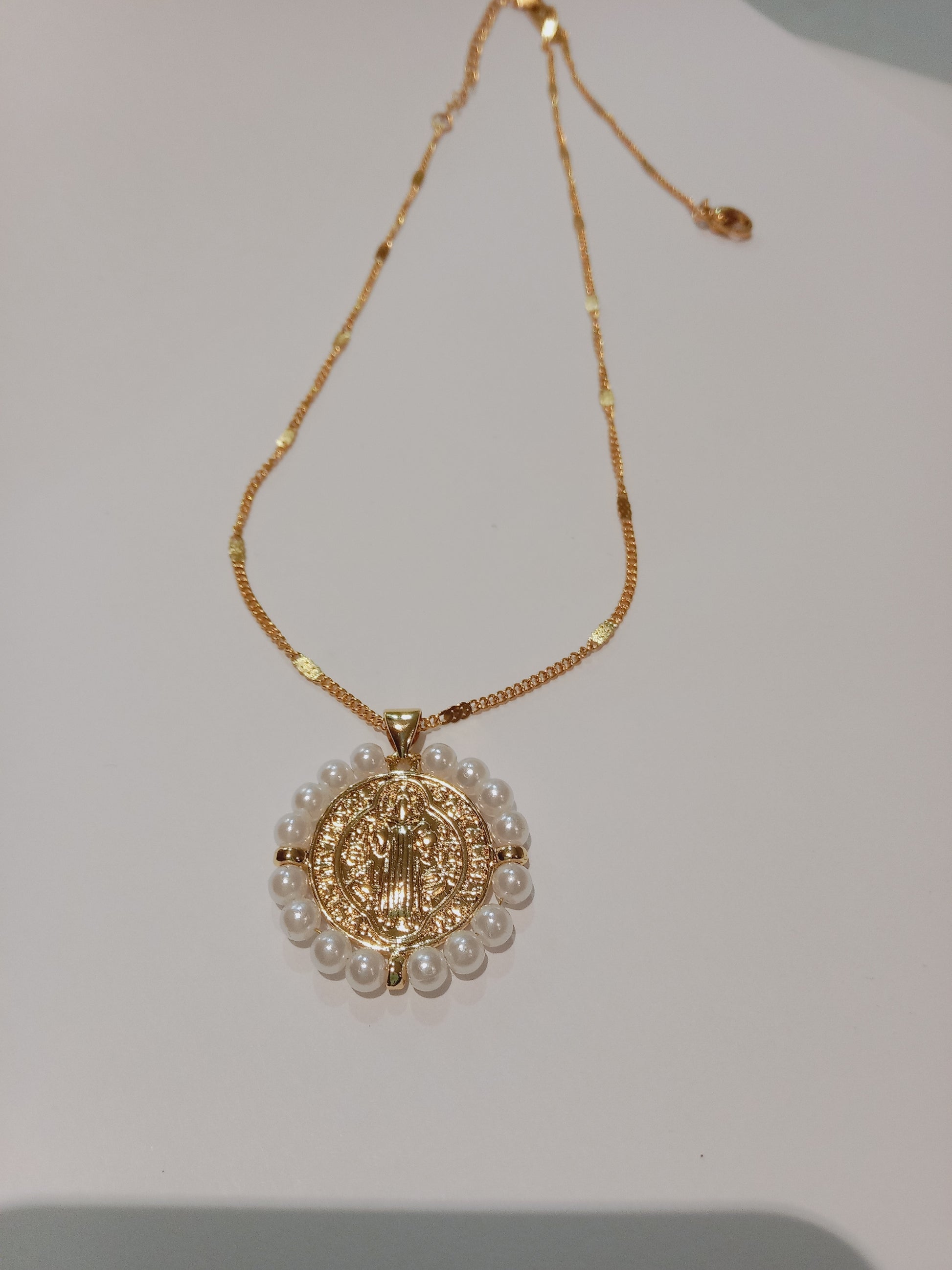 Cadena con motivo religioso  en color dorado en acero inoxidable 304 y chapado en oro de 18 k