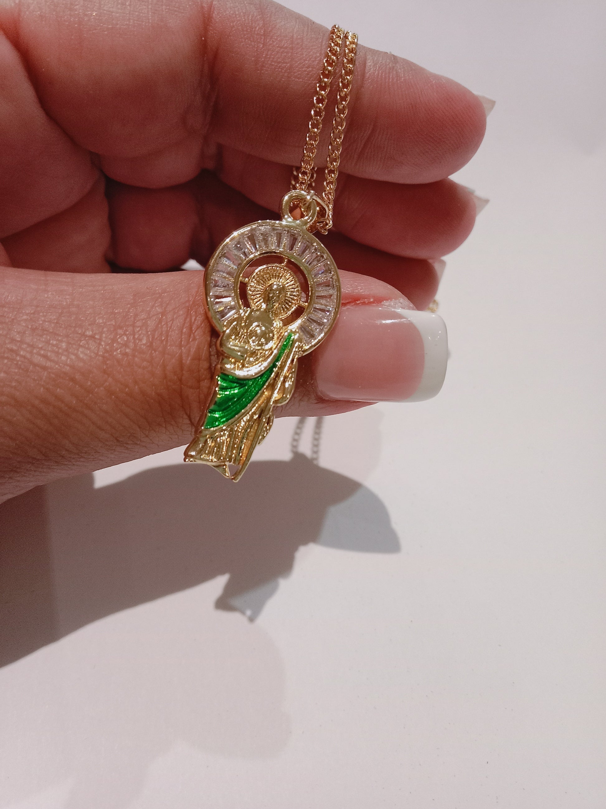 Cadena en dorado con colgante motivo religioso en acero inoxidable 304 y chapado en oro de 18 k