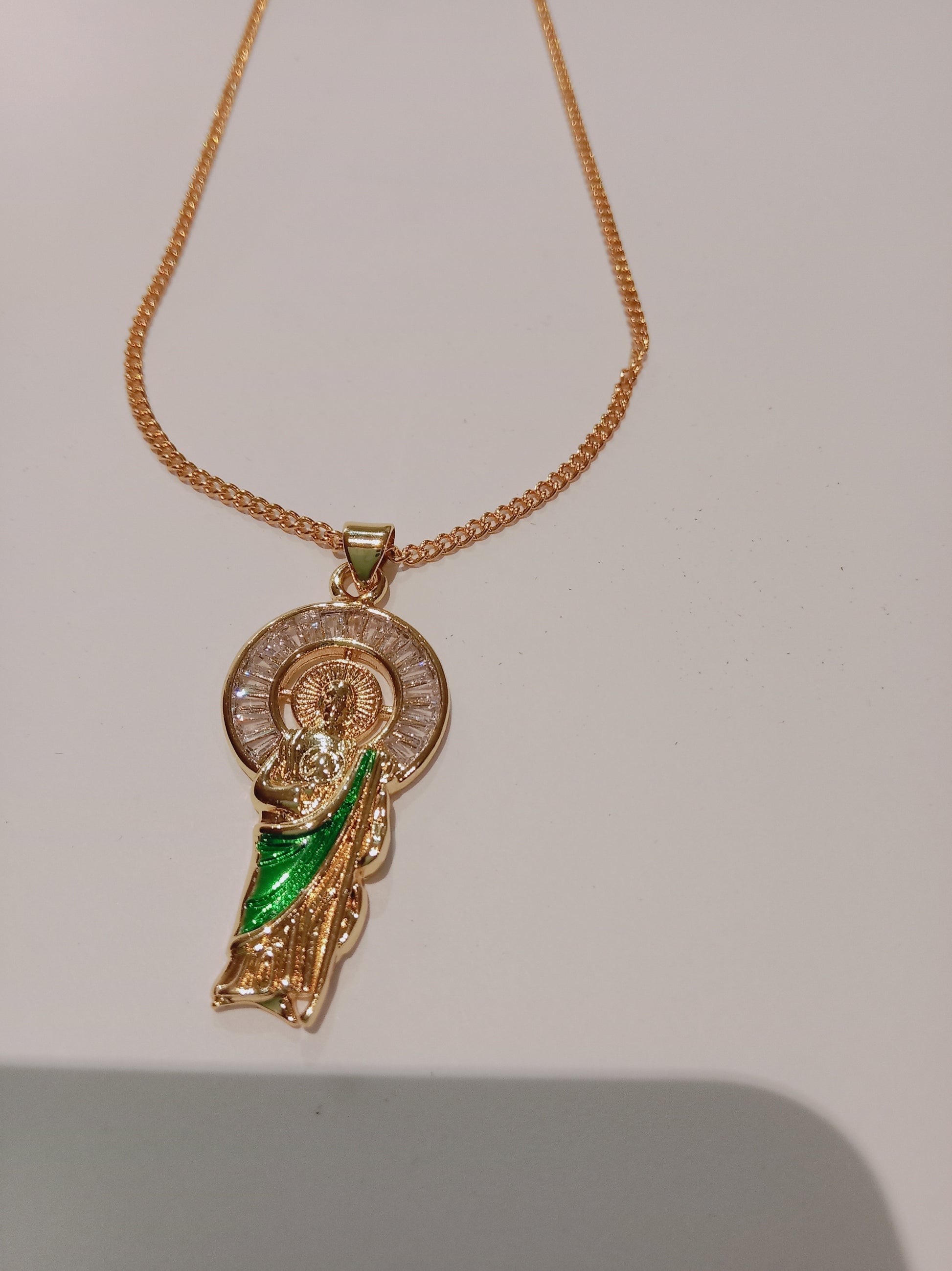 Cadena en dorado con colgante motivo religioso en acero inoxidable 304 y chapado en oro de 18 k
