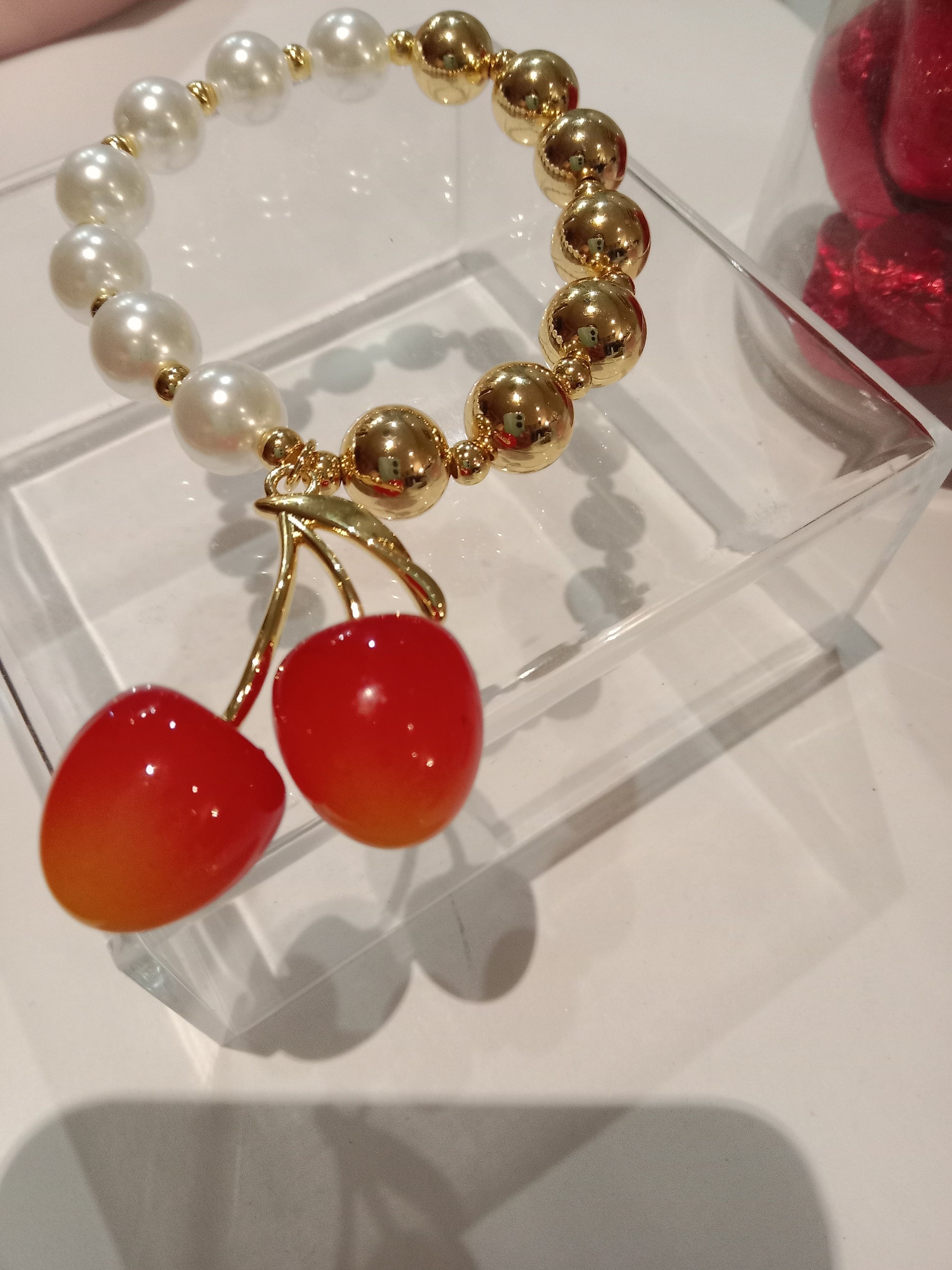 Pulsera divertida y elegante chapada en oro de 18 k con perlas de imitación y dije de cereza