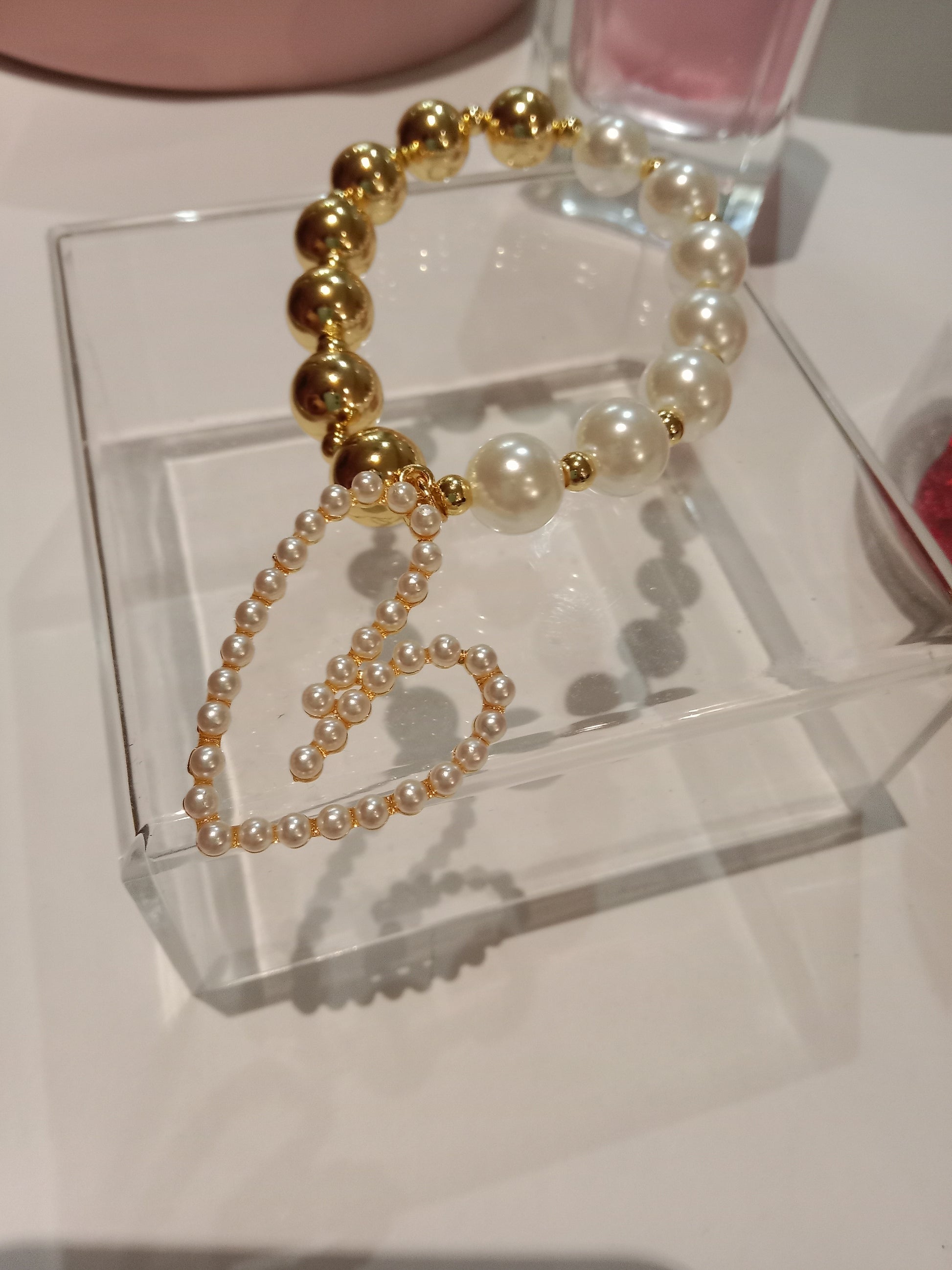Pulsera divertida y elegante chapada en oro de 18 k y perlas de imitación con detalles de corazón en blanco
